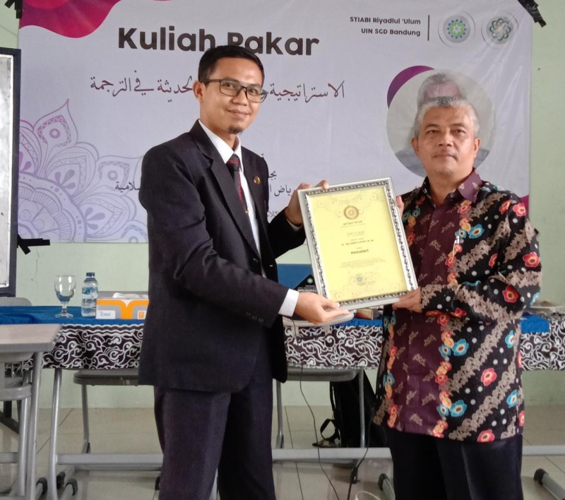 penyerahan Cenderamata dari kaprodi kepada pemateri