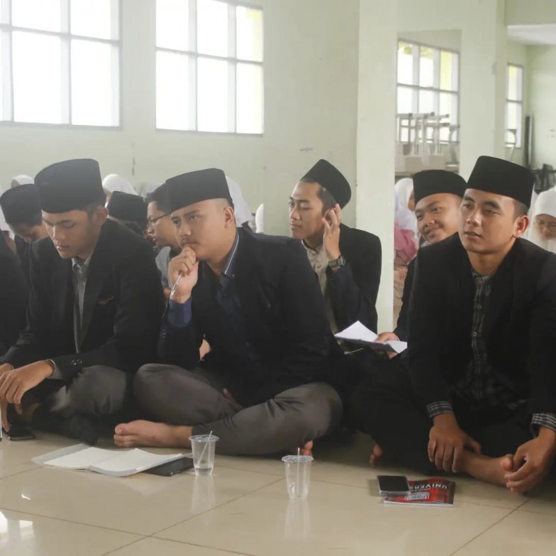 mahasiswa stiabi mendengarkan setiap petuah para dosen