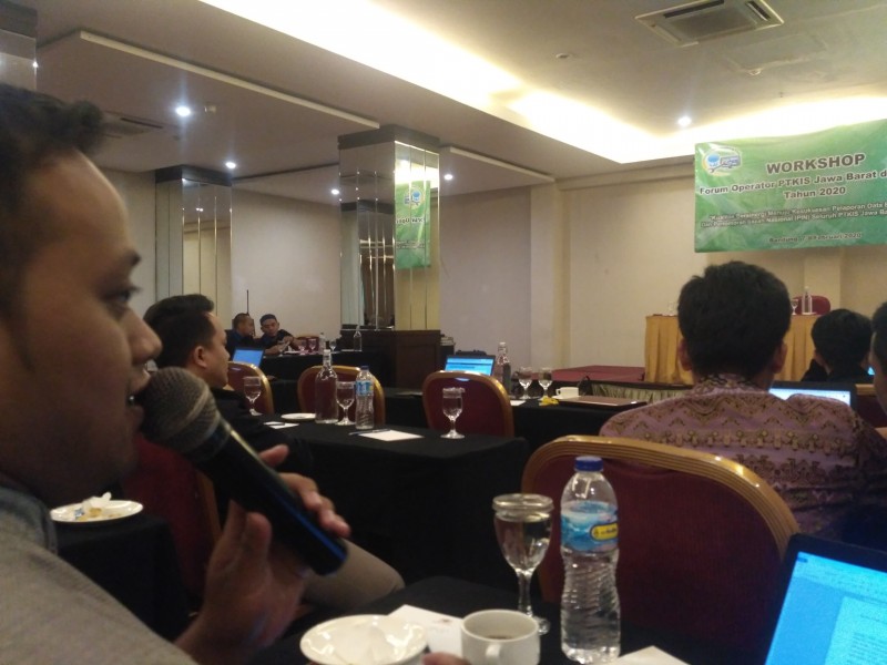 Ustadz Abdul Gofur, S.E, sedang bertanya kepada pemateri