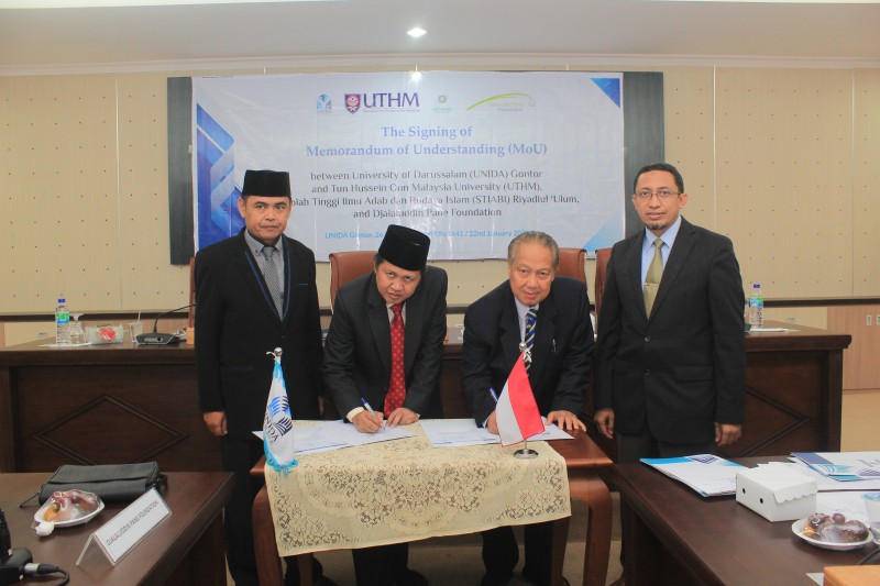 Penandatanganan MoU STIABI dengan UNIDA Agus Mulyana,M.Hum dan Prof. Amal Fathullah Zarkasyi, M.A. menandatangani MoU