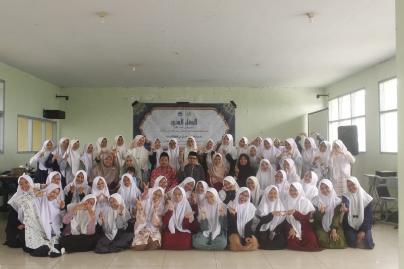 mahasiswi berfoto bersama para dosen